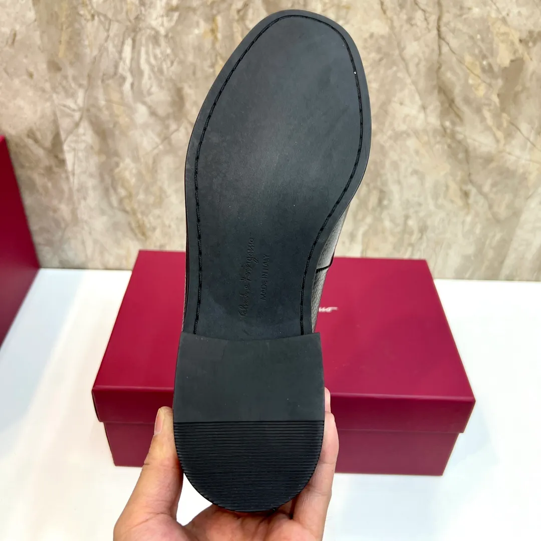 Original quality P580 Brand: Ferragamo Standard size: Men's size 38/44 (45 can be customized) Grade: Same style as the official website High-quality men's shoes Material: Customized first-layer calfskin with water-dyed cowhide lining Cowhide tiptoe Original non-slip and wear-resistant rubber outsole Style category: Men's formal business leather shoes Young and fashionable European and American trends British style Casual matching Comfortable feet Color: Actual picture